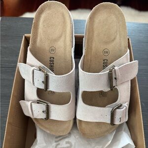 NIB! Cushionaire Guru platform sandals size 8 suede